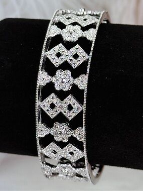 Beautiful vintage wideband cut out Silvertone cuff bracelet